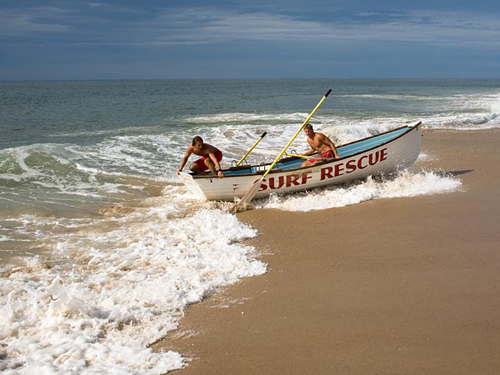 Du khách có thể chèo thuyền khi đến thăm bãi biển này.