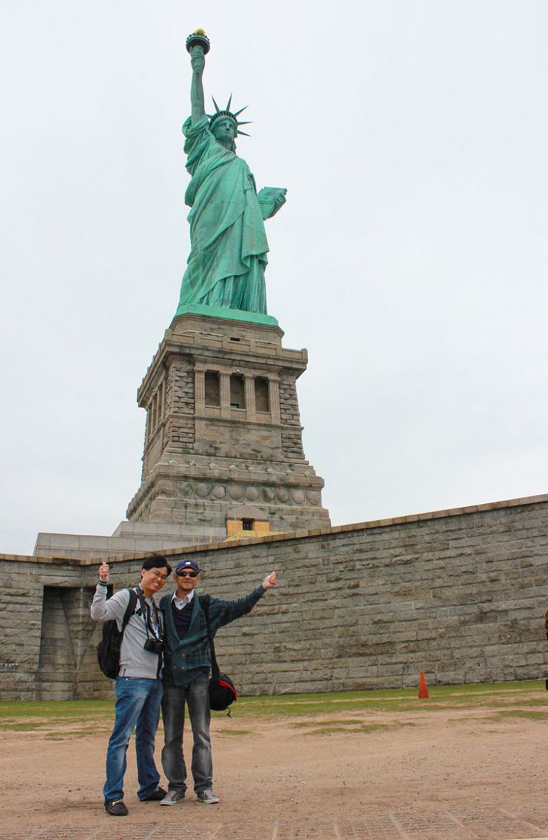 Hướng dẫn viên và tác giả của Vigotour bên tượng Nữ thần Tự do ở New York.