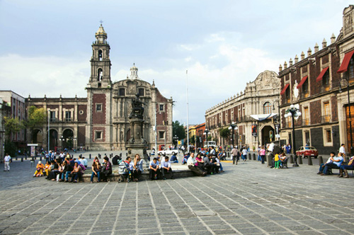 Chiều muộn trước nhà thờ Santo Domingo