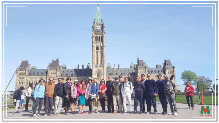 Đoàn Vigotour trước Tòa nhà Quốc hội Canada tại Ottawa
