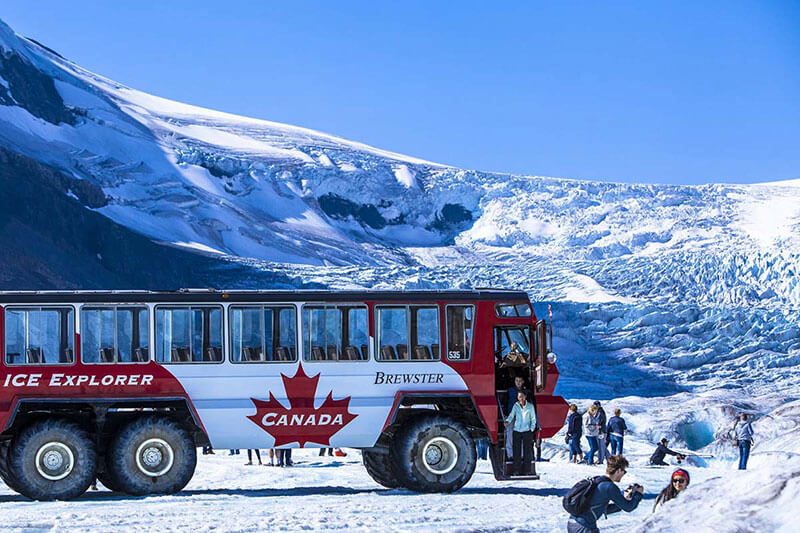 Sân băng Columbia được bao phủ bởi tuyết quanh năm, kể cả vào mùa hè (Ảnh: Vigotour)