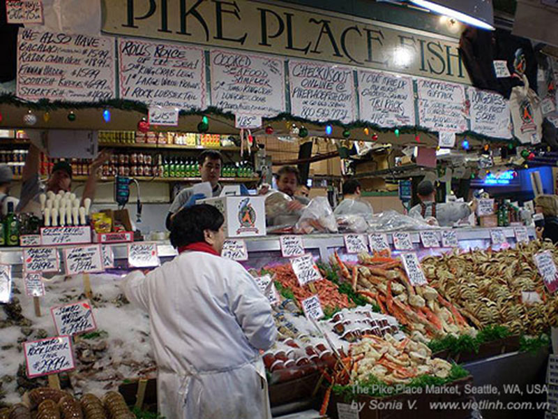 Các cửa hàng bán cá ở Pike Place nổi tiếng với sự chuyên nghiệp và phong cách bán hàng đặc biệt. Ảnh: Sonia – Việt Linh