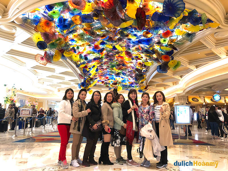 Đoàn của Vigotour tại sảnh chính khách sạn 5 * Bellagio với 2.000 bông hoa ly nhiều màu sắc.