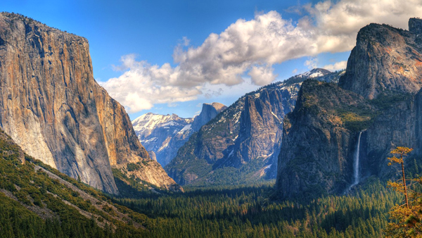 Quang cảnh hướng tới Half Dome ở phía bên tay trái trên đường lên Glacier Point tại Công viên Yosemite.