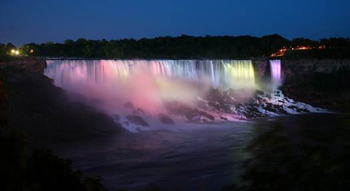 Vào ban đêm, thác được chiếu sáng bằng đèn bảy màu xanh, đỏ, tím, vàng … trông rất đẹp.