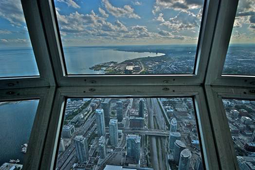 … Đứng trên tháp ngắm nhìn thành phố Toronto nhỏ bé dưới chân bạn, Đó thực sự là một trải nghiệm khó tả trong cuộc đời bạn. Hãy đến và cảm nhận nhé !!!