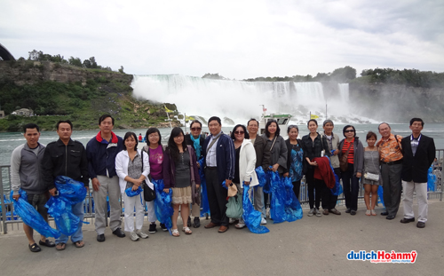 Hình ảnh đoàn Du lịch Vigotour tại thác Niagara.