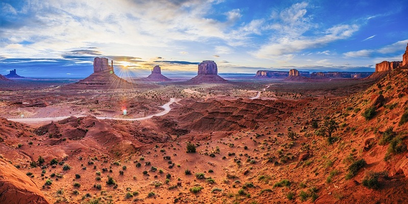 Khung cảnh Monument Valley như một bức tranh thiên đường hoang sơ nhưng huy hoàng và tuyệt đẹp – Ảnh Internet.
