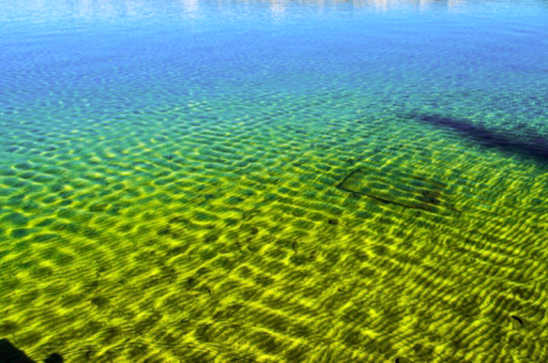 Màu nước trong xanh của hồ còn chịu ảnh hưởng của thảm thực vật bên dưới.