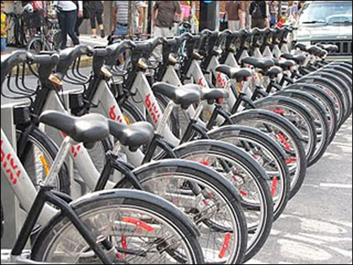 Dịch vụ cho thuê xe đạp ở thành phố cổ Montreal, Canada.