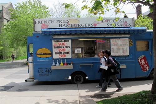 Một xe bán đồ ăn nhanh trong khuôn viên Đại học Toronto – Ảnh: Lưu Trang