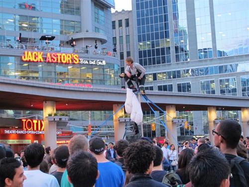 Người dân tham gia lễ hội “Cuối tuần dài” trên đường phố Toronto – Ảnh: Lưu Trang
