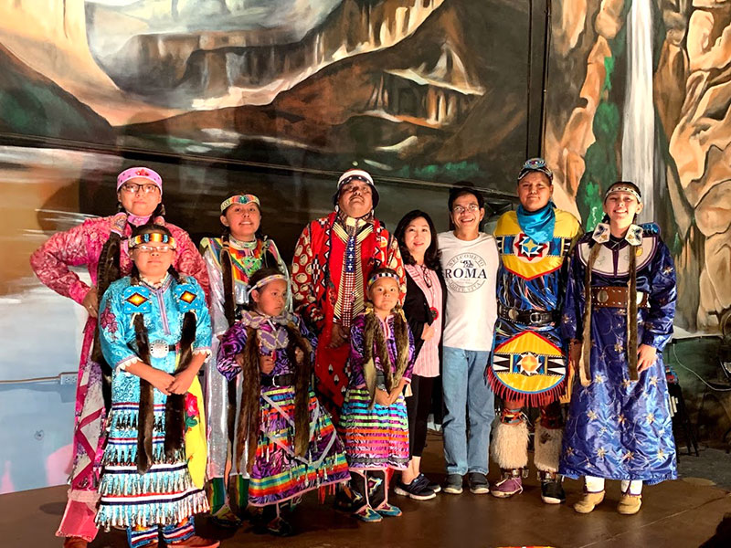 Du khách Vigotour chụp ảnh lưu niệm cùng thổ dân Navajo. Ảnh của Vigotour