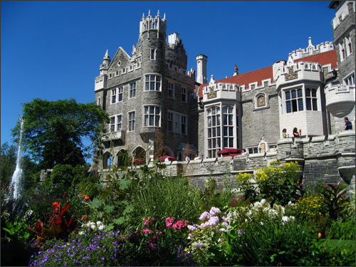 Những khu vườn hoa xinh đẹp được trồng xung quanh lâu đài.