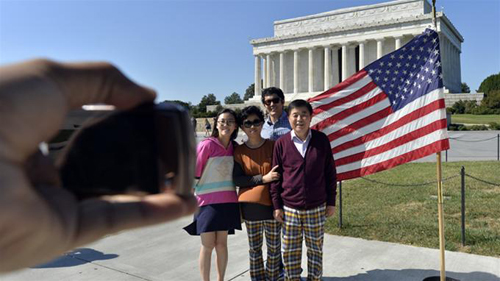Du khách chụp ảnh trước đài tưởng niệm Abraham Lincoln đã đóng cửa ở Washington DC.