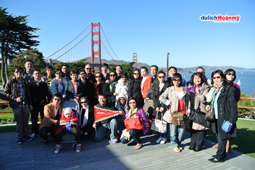 Đoàn Vigotour chụp ảnh lưu niệm tại cầu Cổng Vàng.