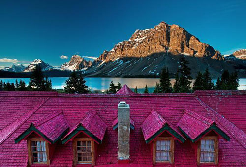 Nhà nghỉ bằng gỗ nằm duyên dáng dưới chân Núi Crowfoot trong Công viên Banff.