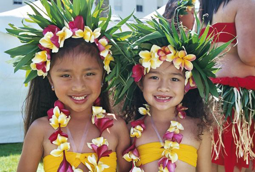 Những em bé mặc trang phục Hawaii.