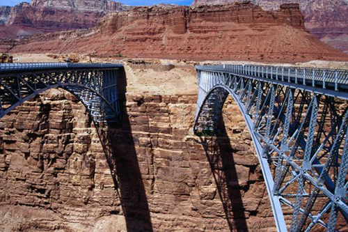 Cầu Navajo bắc qua hai ngọn núi đá ở Grand Canyon. Cây cầu này được làm bằng thép, hoàn thành vào năm 1929. Quả thực là một công trình vĩ đại thời bấy giờ khi dài 255 m, nằm “vắt vẻo” ở độ cao 143 m so với mặt nước của hẻm núi Marble (khu vực trong hẻm). Sông Colorado, Bắc Arizona).