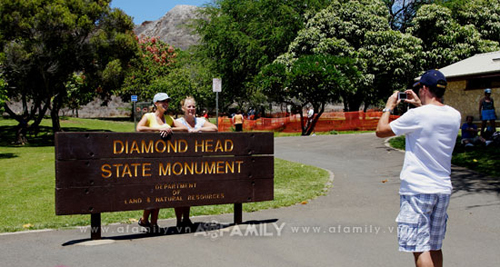 Điểm xuất phát của con đường chinh phục đỉnh Diamond Head. Vé vào cửa là 1 USD / người. Hàng năm, có khoảng 600.000 khách du lịch đến thăm miệng núi lửa này.