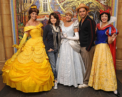 ..meet các nàng công chúa nổi tiếng Belle, Cinderella và Snow White