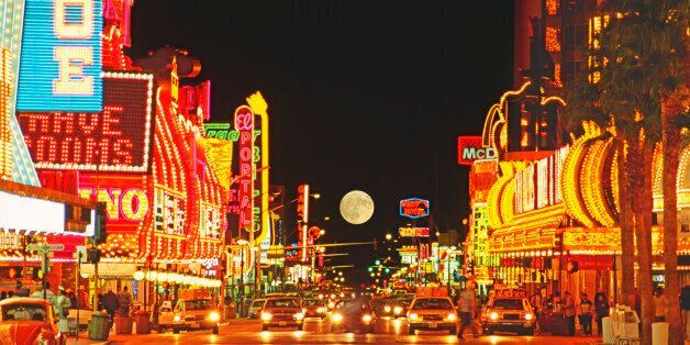 Đường phố Las Vegas lung linh sắc màu về đêm.