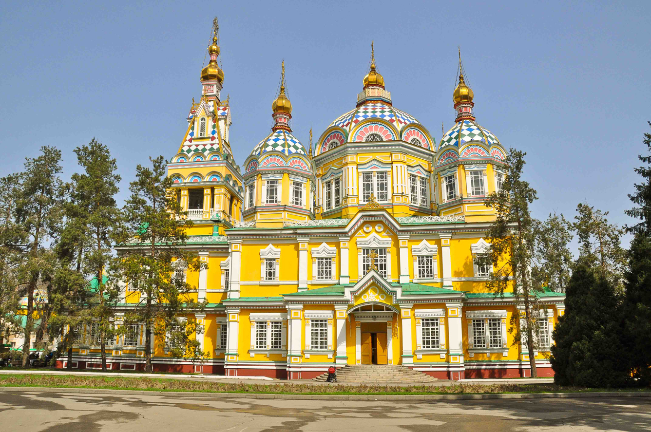 Nhà thờ Zenkov cổ kính ở giữa công viên