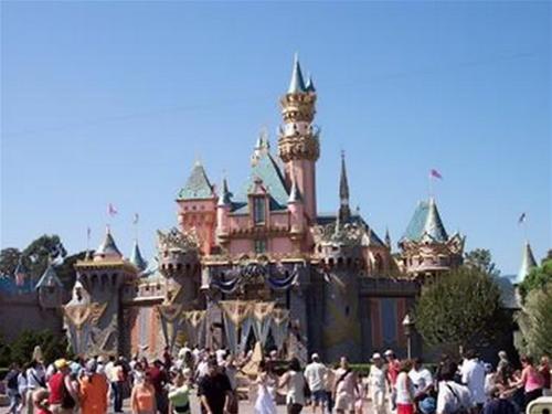 Lâu đài công chúa ngủ trong rừng ở Disneyland – Ảnh: wiki