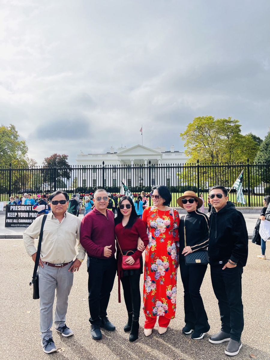 Nhóm du khách chụp hình trước Nhà Trắng - White House