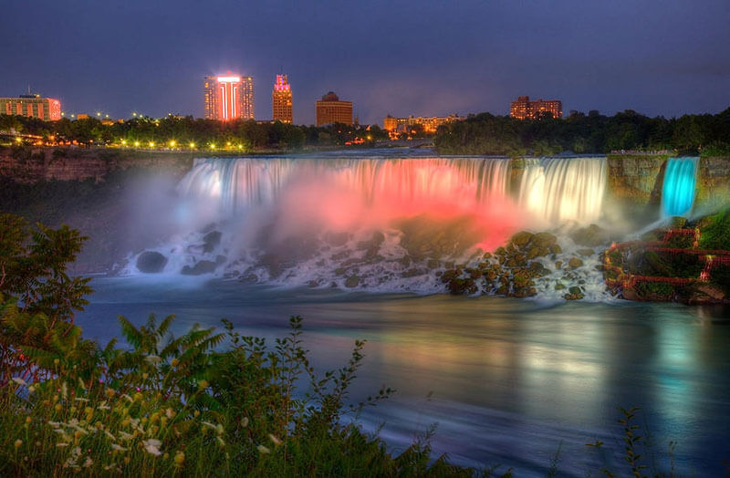 Vẻ đẹp của thác Niagara về đêm.