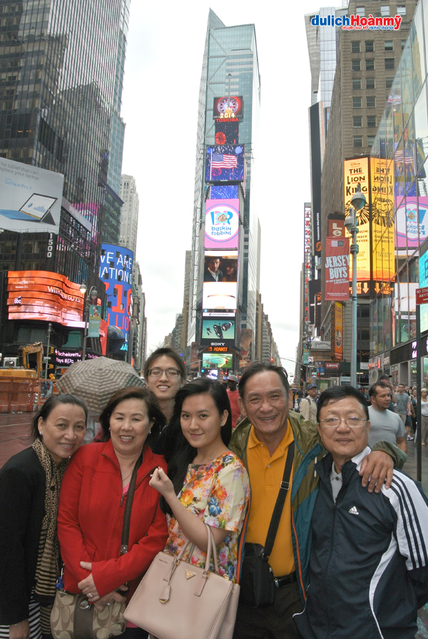 Đoàn du lịch Vigotour tại Quảng trường Thời đại, New York