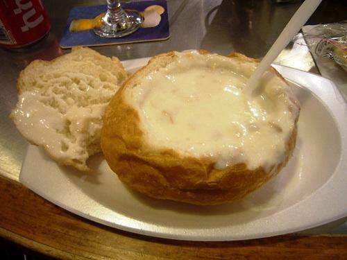 Đặc sản của Clam Chowder – Súp hến với một tô bánh mì ăn kèm.