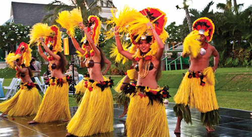 Các điệu múa truyền thống của thổ dân được biểu diễn tại Paradise Cove.