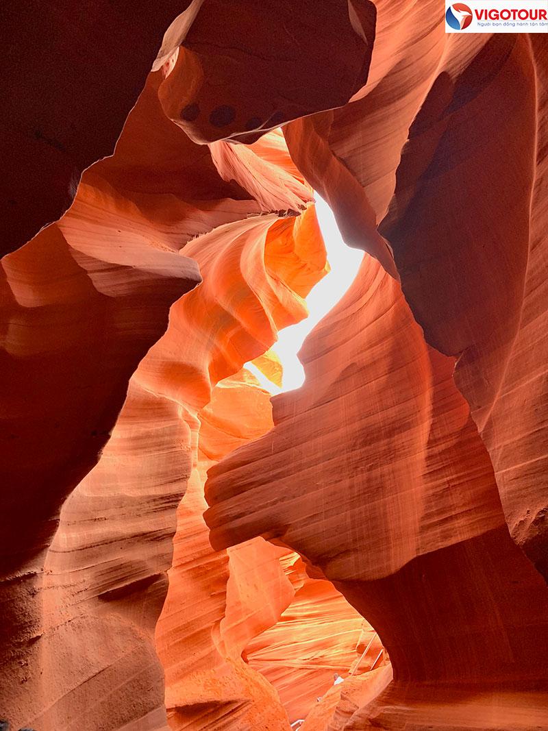 Những vòm đá đầy màu sắc và cheo leo của Antelope Canyon là tác phẩm của dòng nước lũ chảy xiết – Ảnh: Vigotour.
