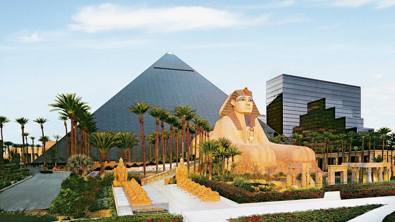Bức tượng lớn với biểu tượng kim tự tháp ở phía sau là điểm nổi bật nhất của điểm đến này – Nguồn ảnh: internet.