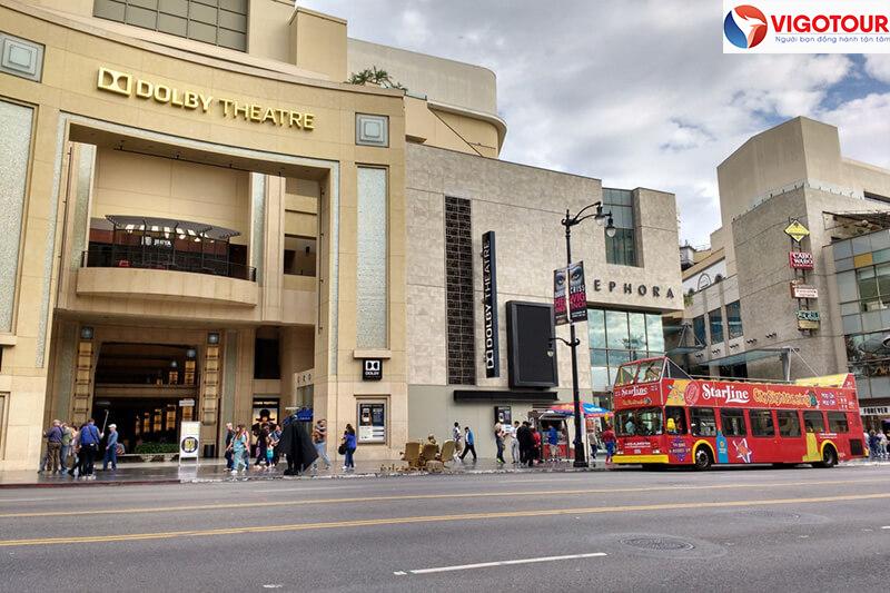 Nhà hát Dolby tọa lạc tại một vị trí đẹp ở Hollywood, đối diện với Đại lộ Danh vọng.