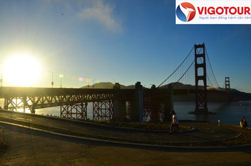 Cầu Cổng Vàng vào sáng sớm – Ảnh: Shutterstock