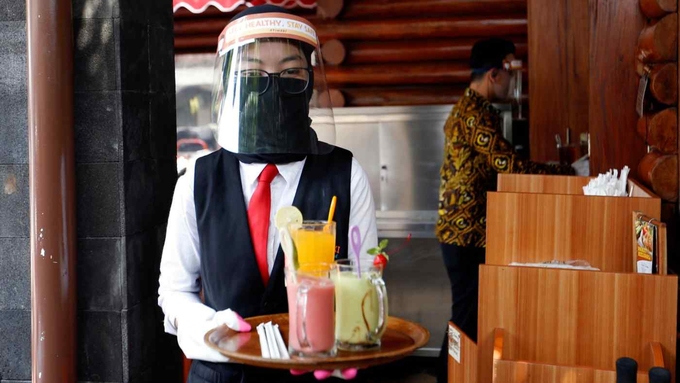 Phần lớn hàng quán ở đảo Java được mở cửa đón khách và hoạt động 50% công suất. Ảnh: Reuters