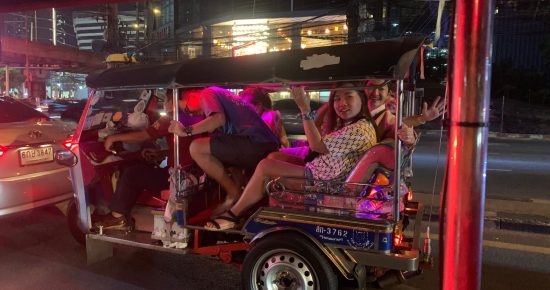 Nhớ mặc cả khi bắt tuk tuk nha các bạn