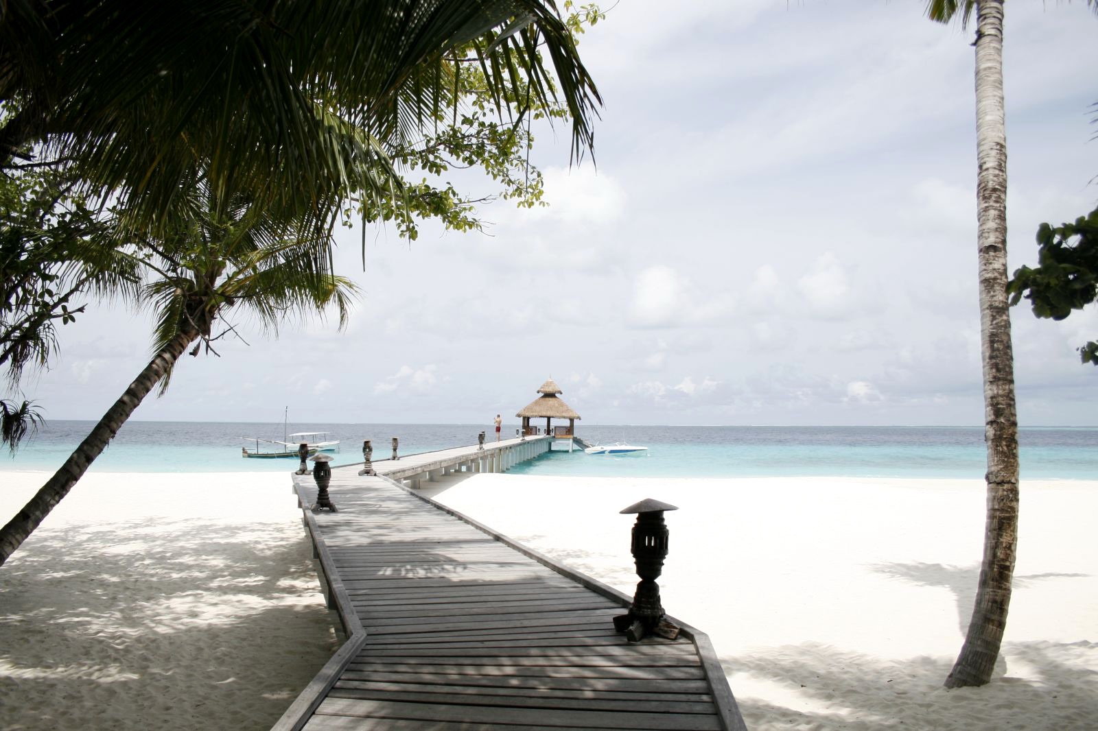 Bãi cát trắng và biển xanh tại Maldives