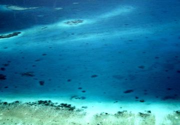 Toàn cảnh đảo san hô và vùng nước xanh Maldives