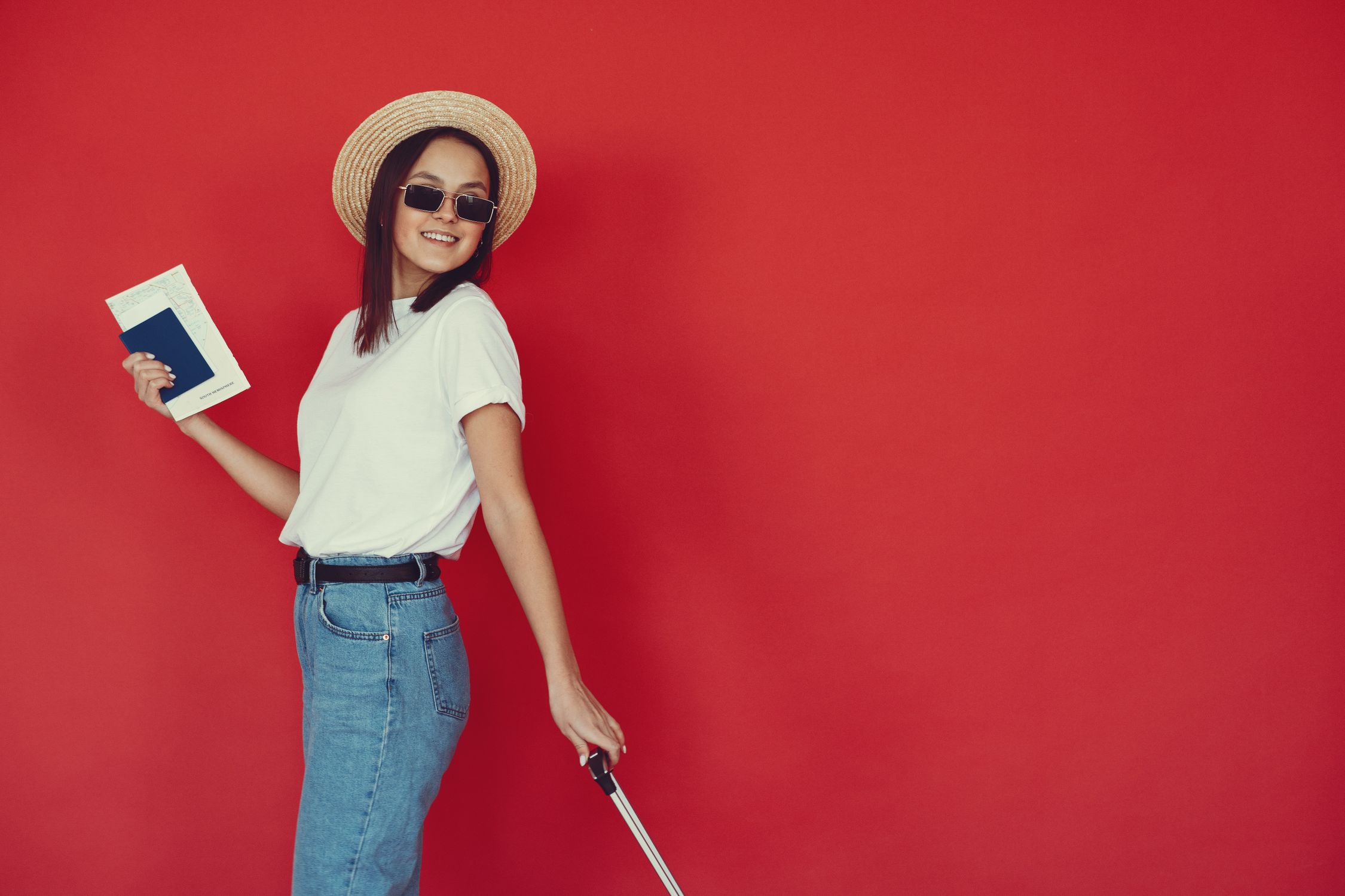 Du khách cầm hộ chiếu và giấy tờ, chuẩn bị hành lý cho chuyến đi