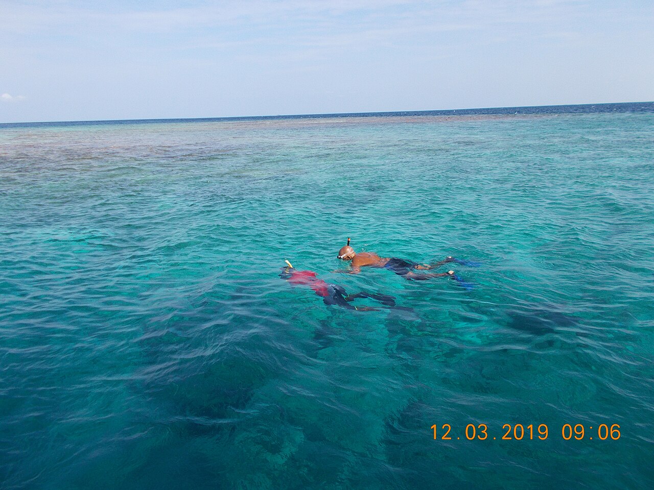 Du khách và người hướng dẫn snorkeling trên biển Maldives